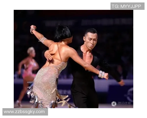 昨夜激战足球赛场精彩纷呈球迷热情高涨共庆胜利时刻